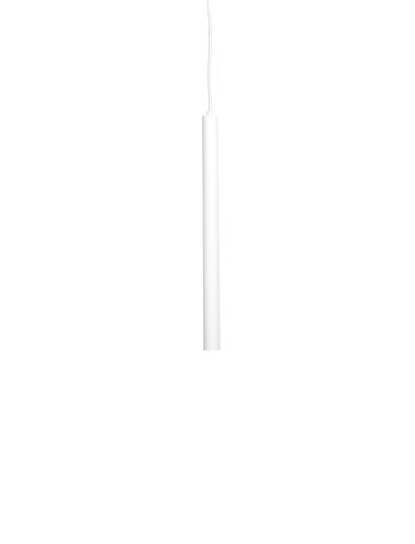 En enkel hvid cylindrisk pendel med minimalistisk design, der hænger i en wire mod en almindelig hvid baggrund.