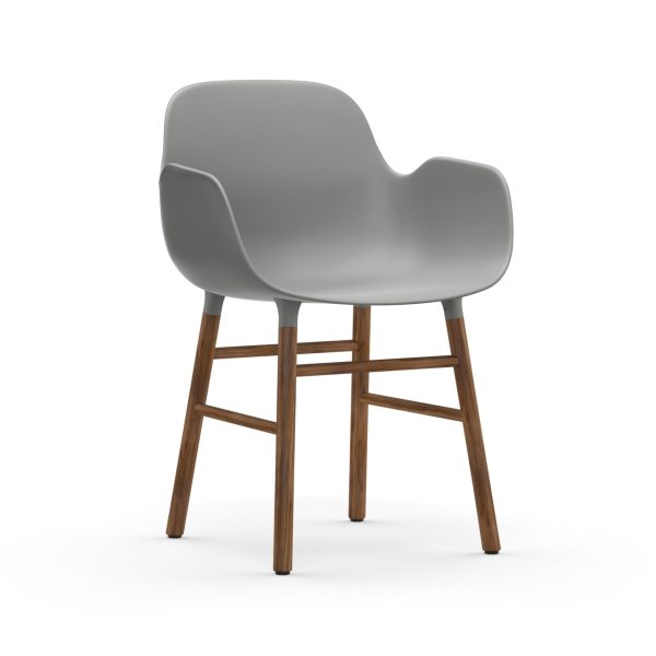 En moderne grå lænestol med buede designmøbler og træben, isoleret på hvid baggrund.