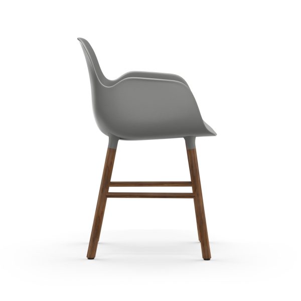 En moderne grå stol med et slankt plastiksæde og træben, isoleret på en hvid baggrund. Stolen har et let hævet ryglæn og strømlinet design.