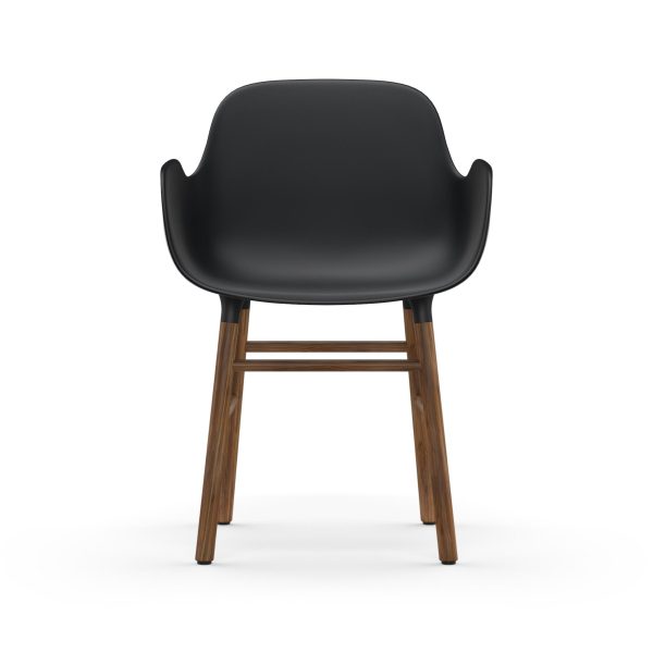 En moderne stol med et sort skalsæde og træben, set bagfra, fremviser Scandi design, isoleret på en hvid baggrund.
