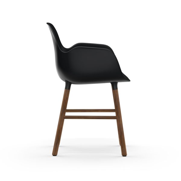 En moderne sort stol med et unikt buet ryglæn og fire træben, isoleret på en hvid baggrund, fra TomorrowsDesign.