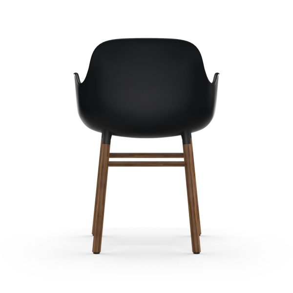 En moderne sort stol med glat, buet ryglæn og slanke træben fra TomorrowsDesign, isoleret på hvid baggrund.
