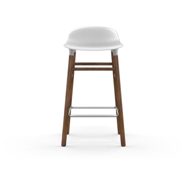 A NORMANN COPENHAGEN - Form Barstol 65 med hvidt sæde og træben, isoleret på en hvid baggrund.