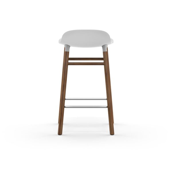 EN NORMANN COPENHAGEN Form Barstol 65 med hvidt sæde og træben på en almindelig hvid baggrund. skamlen har et slankt design med en minimalistisk stil, velegnet til moderne interiør.