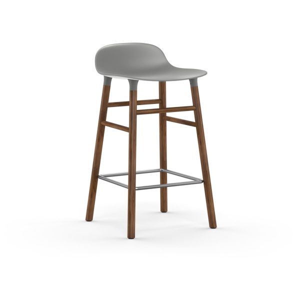 EN NORMANN COPENHAGEN - Form Barstol 65 med et gråt sæde og træben, med en metallisk fodstøtte og placeret på en hvid baggrund.