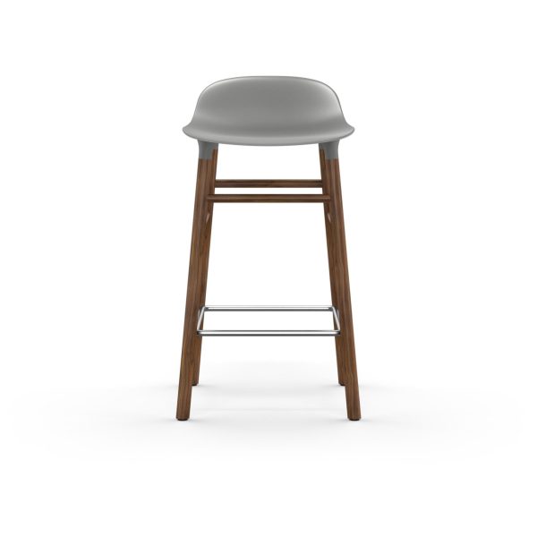 EN NORMANN COPENHAGEN Form Barstol 65 med gråt sæde og træben, med et minimalistisk design. Skamlen har en fodstøtte integreret i sin struktur, vist på en hvid baggrund.