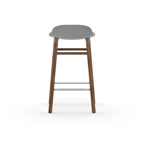 EN NORMANN COPENHAGEN Form Barstol 65 med gråt sæde og træben, med et minimalistisk design med en enkelt fodstøtte i metal. Stolen er placeret mod en hvid baggrund.
