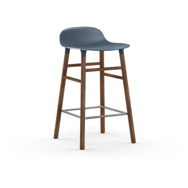 EN NORMANN COPENHAGEN - Form Barstol 65 med et mørkeblåt sæde og træben, med en metallisk fodstøtte. afføringen er isoleret på en hvid baggrund.