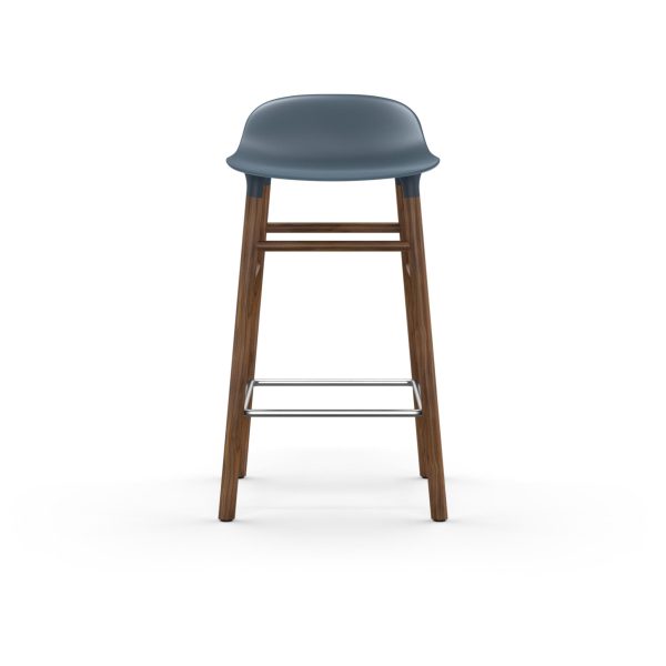 EN NORMANN COPENHAGEN - Form Barstol 65 med blåt sæde og træben, med en metalfodstøtte, isoleret på en hvid baggrund.