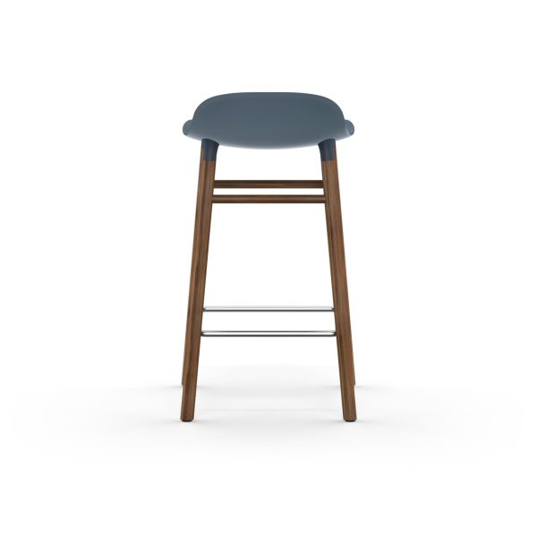EN NORMANN COPENHAGEN - Form Barstol 65 med et mørkegrå sæde og træben, isoleret på en hvid baggrund. skamlen har et minimalistisk design med et rundt sæde og en metallisk fodstøtte.