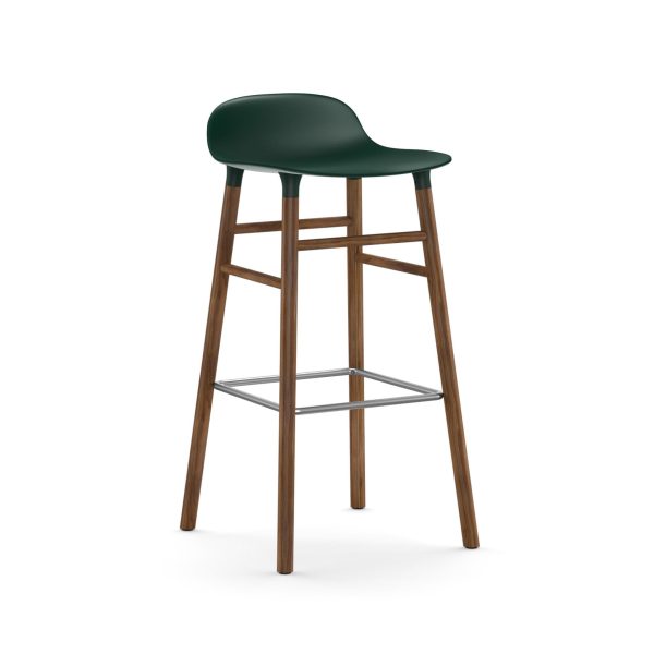 EN NORMANN COPENHAGEN - Form Barstol 75 med et mørkegrønt sæde og træben, med fodstøtte. skamlen er sat mod en almindelig hvid baggrund.