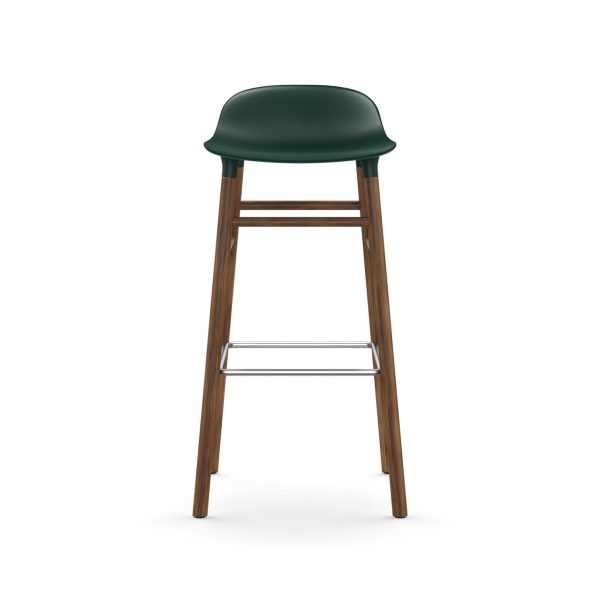 EN NORMANN COPENHAGEN - Form Barstol 75 med et mørkegrønt polstret sæde og træben, set forfra. skamlen har en fodstøtte og et slankt, moderne design.