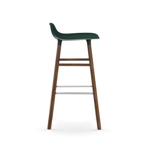 EN NORMANN COPENHAGEN - Form Barstol 75 med et mørkegrønt sæde og træben, med et minimalistisk design med en enkelt metallisk fodstøtte.