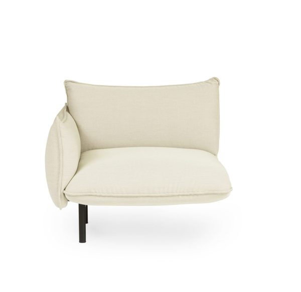 En moderne NORMANN COPENHAGEN - Ark Modulsofa 100 Venstre med enkelt polstret sæde og ryglæn, og sorte cylindriske metalben, sat mod en almindelig hvid baggrund.