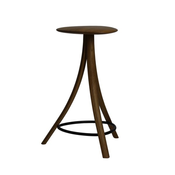 En moderne trætaburet med tre ben og et rundt sæde, med et minimalistisk design fra TomorrowsDesign med en metalfodstøtte, isoleret på en hvid baggrund.