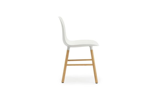 En moderne stol med et hvidt plastiksæde og ryglæn monteret på en træramme med fire ben, isoleret på en hvid baggrund, eksemplificerer TomorrowsDesign.