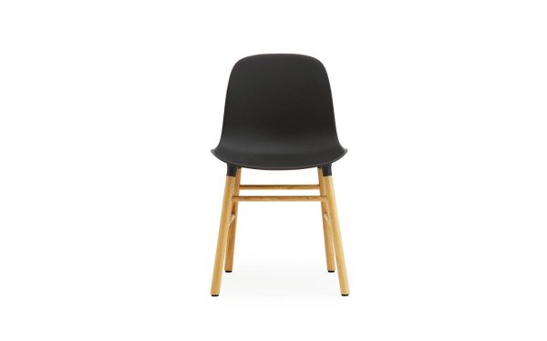En moderne stol med sort sæde og ryglæn placeret på fire lyse træben, isoleret på en hvid baggrund. Designet er slankt og minimalistisk, der virkelig inkarnerer TomorrowsDesign.