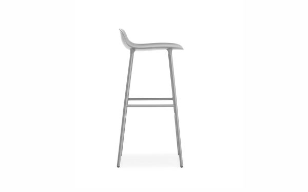 En moderne grå barstol med en minimalistisk designmøbler, med glat, buet sæde og slanke metalben.