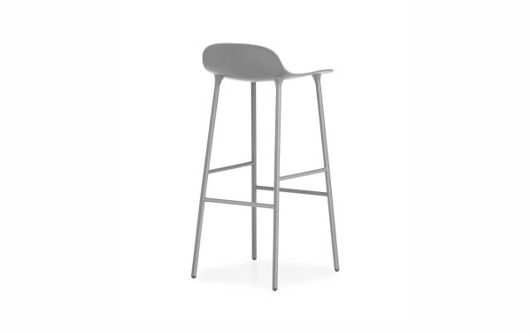 En moderne grå barstol med et glat, buet sæde og slanke metalben, perfekt til moderne interiørdesign på en hvid baggrund.