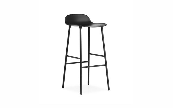 En moderne sort barstol med et glat, ergonomisk sæde og slanke, høje metalben fra TomorrowsDesign, isoleret på en hvid baggrund.