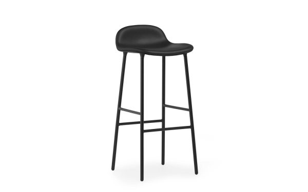 En moderne sort barstol med et minimalistisk TomorrowsDesign, med et buet sæde på høje, slanke metalben mod en almindelig hvid baggrund.