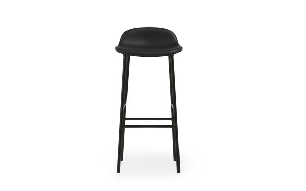 En moderne sort barstol med et buet sæde og slanke, lige metalben, lavet af TomorrowsDesign, isoleret på en hvid baggrund.