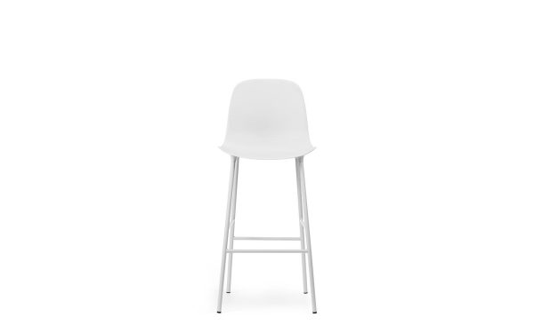 En minimalistisk hvid barstol med et elegant interiørdesign, med et glat sæde og metalliske ben, isoleret mod en almindelig hvid baggrund.