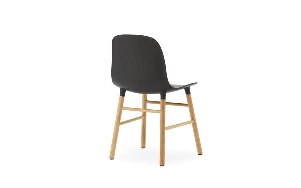 En moderne barstol med sort sæde og ryglæn på en lys træramme, med TomorrowsDesign, isoleret mod en hvid baggrund.
