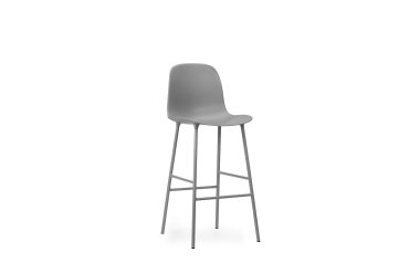 En moderne grå barstol med buet ryglæn og slanke metalben, isoleret på en hvid baggrund, som fremviser moderne design.
