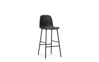 En moderne sort barstol med et minimalistisk TomorrowsDesign, med lange, slanke ben og et let buet sæde, isoleret mod en hvid baggrund.