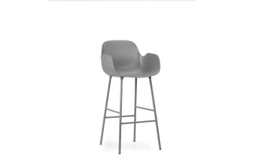 En moderne grå barstol med glat, buet sæde og slanke metalben, med et elegant design, isoleret på en hvid baggrund.