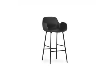 En sort moderne designmøbler barstol med kontureret sæde og ryglæn, og slanke metalben, sat mod en almindelig hvid baggrund.