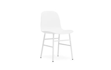 En moderne hvid barstol med højt ryglæn og fire metalben, isoleret på en almindelig hvid baggrund, der inkarnerer principperne i TomorrowsDesign.