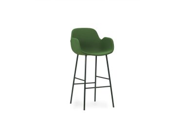 A NORMANN COPENHAGEN - Form Barstol m. Armlæn H75 med grønt polstret sæde og sorte metalben, isoleret på hvid baggrund.