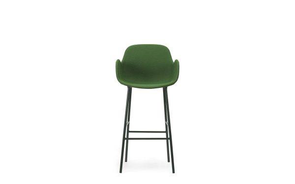 Et moderne NORMANN COPENHAGEN - Form Barstol m. Armlæn H75 med buet ryglæn og slanke sorte metalben, isoleret på hvid baggrund.