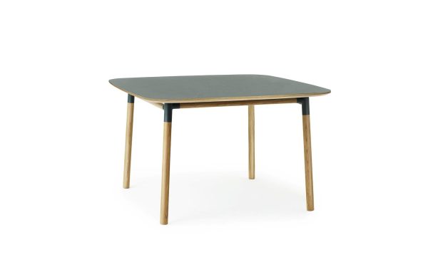 Et moderne firkantet bord med lysegrøn bordplade og ben i naturtræ fra TomorrowsDesign, fotograferet mod en hvid baggrund.