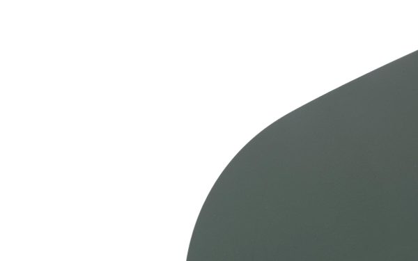 Et minimalistisk billede med en stor, buet mørkegrå form på en lysegrå baggrund, der optager den højre halvdel af rammen, indkapsler perfekt TomorrowsDesigns æstetik.