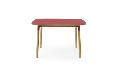 Et moderne bord med en rektangulær, mørkerød plade og fire træben fra TomorrowsDesign, isoleret på en hvid baggrund.