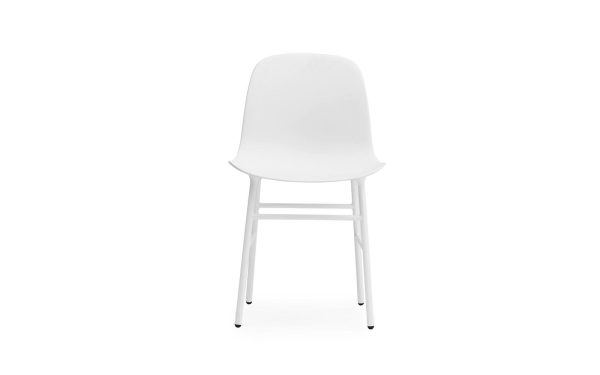 En enkel hvid moderne barstol med et slankt TomorrowsDesign, med fire slanke metalben og et afrundet sæde, isoleret på en hvid baggrund.