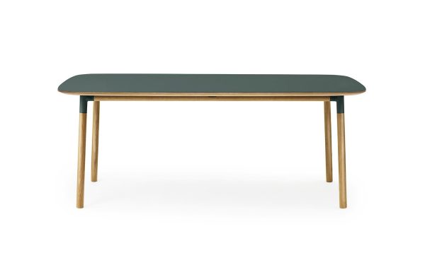 Et elegant rektangulært bord med en mørkegrøn plade og fire slanke træben, perfekt til moderne interiørdesign, isoleret på en hvid baggrund.