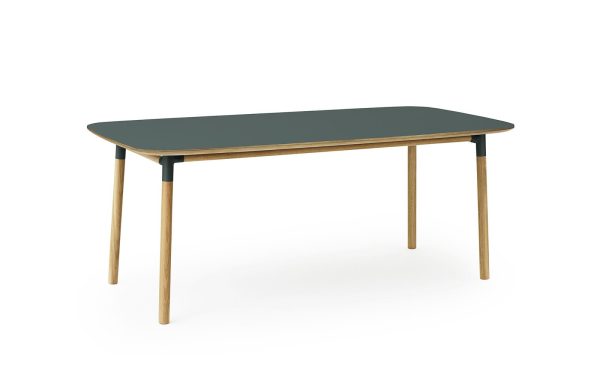 Et moderne minimalistisk bord med en glat, mørk blågrøn plade og fire naturlige træben. Dette møbelstykke viser et slankt design, der er velegnet til moderne interiør.