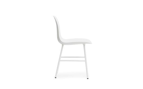 En moderne hvid stol med et slankt design med buet ryglæn og sæde, understøttet af tynde metalben, isoleret på en hvid baggrund. Ideel til moderne interiør og stilfulde møblerkollektioner.