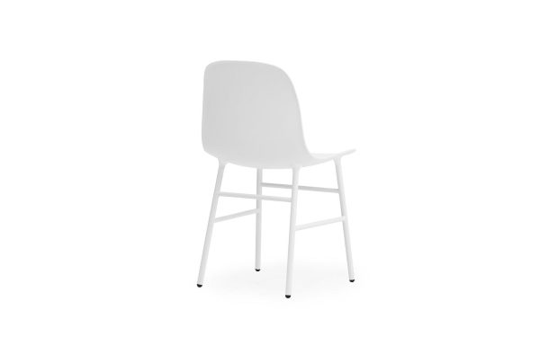 En moderne hvid barstol med et slankt interiørdesign, med buet ryglæn og slanke metalben, isoleret på en hvid baggrund.