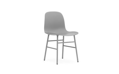 En moderne grå barstol med buet ryglæn og metalben, isoleret på en hvid baggrund, med skandinavisk design.