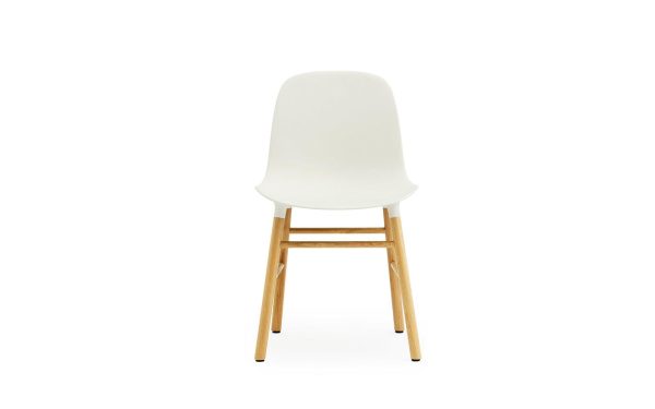 En moderne stol med hvidt sæde og ryglæn lavet af plastik, monteret på et TomorrowsDesign træstel med fire ben, isoleret mod en hvid baggrund.