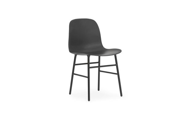 En moderne sort barstol med et glat sæde og et minimalistisk metalstel, isoleret på en hvid baggrund, eksemplificerer moderne designmøbler.