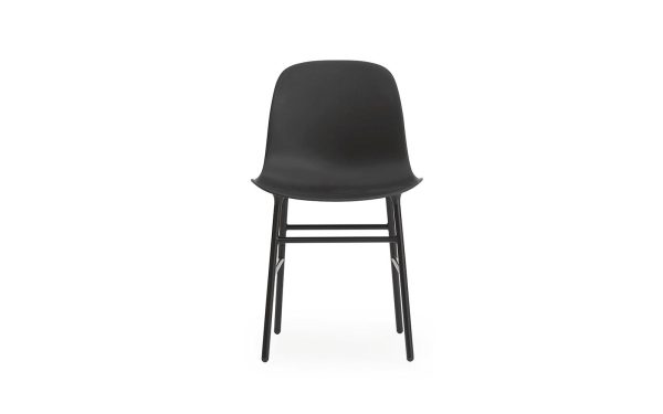 En moderne sort stol med en glat finish og enkelt TomorrowsDesign, med et buet ryglæn og fire slanke ben, isoleret på en hvid baggrund.