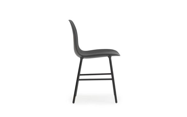 En moderne sort stol med glat sæde og buet ryglæn, stående mod en almindelig hvid baggrund. Stolen har fire slanke ben og eksemplificerer TomorrowsDesign i møbler.