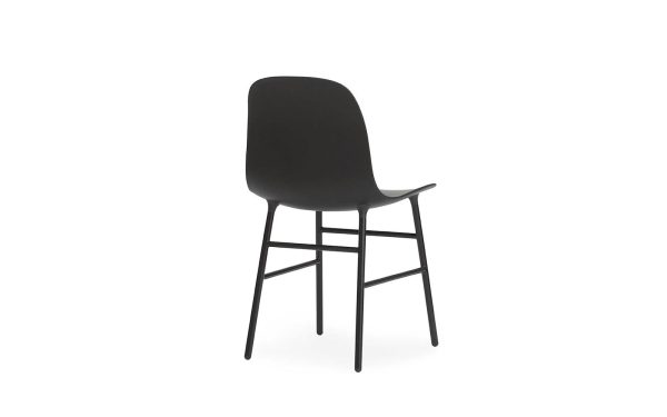 En moderne sort barstol med et slankt design med et afrundet sæde og slanke metalben, isoleret på en hvid baggrund.
