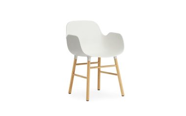 En moderne hvid stol med buet ryglæn og armlæn, monteret på fire træben. Stolen er isoleret på en hvid baggrund og afspejler elegancen i TomorrowsDesign.